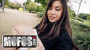 play Pagado con 100 euros por rodar con sexo anal en público
