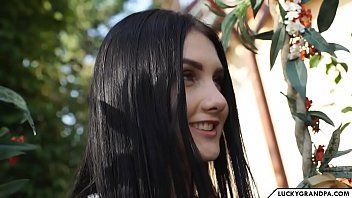 play Seksowna brunetka uprawia seks ze starszym fotografem