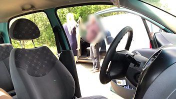 play Le meto el dedo en el coño al volante del coche y luego hago xxx