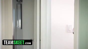 play Futai cu fratele care isi ia surioara la penisul dimineata