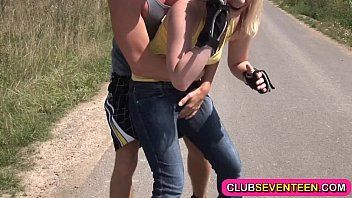 play De blondine ging met de man naar het veld om haar deel van zijn penis te krijgen