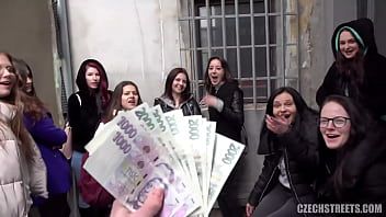 play Isso é o que as mulheres francesas fazem por dinheiro, elas fazem sexo com qualquer um