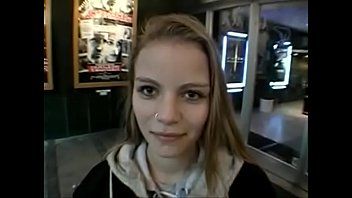 play La jolie blonde qui laisse son collègue lui mettre son pénis en elle