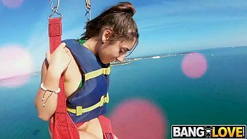 play Hij gaat op vakantie naar de zee en heeft 's avonds op een openbare plek seks met een brunette