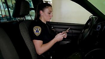 play Seksueel misbruikt door twee nymfomane rijpe politieagenten