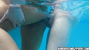 Chatte porno pénétrée dans l'eau à la piscine