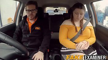 play Rij-instructeur trekt een dikke vrouw in de examenauto