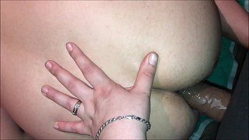 play Der Penis wird in die Kehle eines blonden Teenagers gesteckt, der damit zufrieden ist