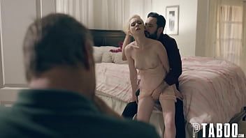 play Elle n'est pas dérangée que son partenaire ait un petit pénis car il a l'air très bien