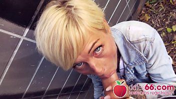 play Diese blonde Schlampe will mit ihrer Muschi in der Luft gefickt werden