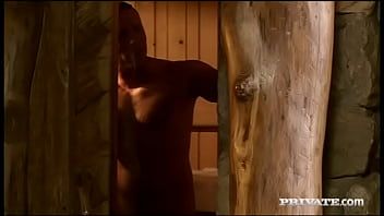 play En una sauna moderna puedes encontrar a una hermosa chica de pueblo con cabello rizado que es