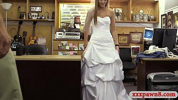 play يجدها في حفل زفاف ويقنعها بأخذ XXX شفوي سريع