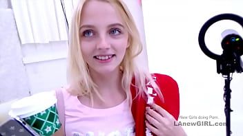 play Ta piękna młoda kobieta ma wprawę, kiedy sama masturbuje się w swoim łóżku