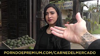 play Ela tem bunda gostosa e aceita receber linguas e penis no cu