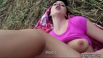 play Dieser rumänische xnxx wird auf dem Land mit einer Brünette hergestellt, die im Heu gefickt wird