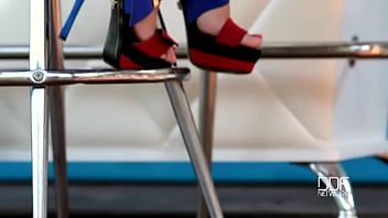 play La joven de grandes pechos que se quita los zapatos y empieza a frotar su pene con las suelas