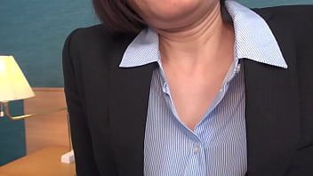 Ebony ha un seno molto grande e vuole far vedere a questo maschio quanto le sta bene