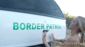 play Xnxx duas garotas fazendo sexo em uma ponte de madeira com um policial
