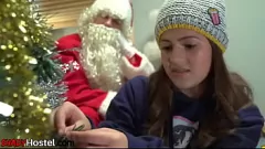 play Saltes de Noël sinueuses en orgie à 3 voies avec le Père Noël à l'auberge