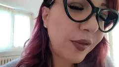 play MILF sexy rivela i suoi grandi segreti: una fantasia di un nerd amatoriale con la matrigna calda Chantal