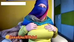 play Obrana hidżab arabska muzułmańska bogini z ogromnymi cyckami przed kamerą