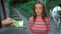 play Ein zierliches Eurobabe gibt einen erotischen Blowjob und reitet einen großen Schwanz in der Öffentlichkeit