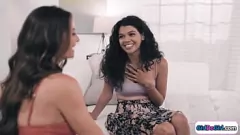 play Cycata latynoska mamuśka Silvia Saige w gorącym trójkącie z najlepszą przyjaciółką Violet Starr i współlokatorką Harley Haze