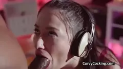 play Verleidelijke Latina tienergamer houdt van grote zwarte lul en wilde pijpactie